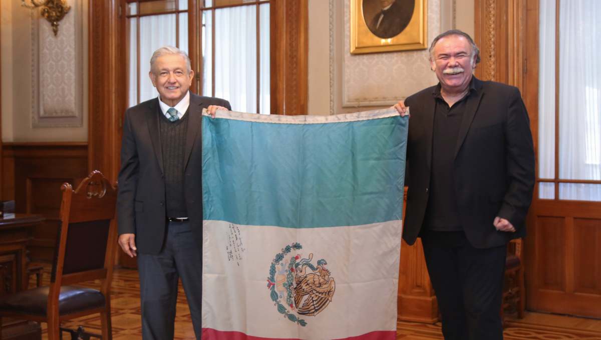 AMLO recibe a Jesús Ochoa en Palacio Nacional y le autografía una bandera mexicana