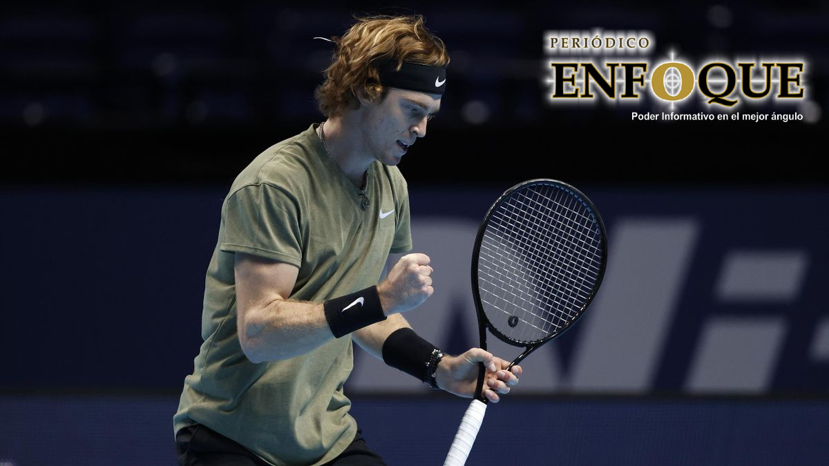 Un ya calificado Dominic Thiem pierde ante el ruso Andrey Rublev en la última jornada del ATP Finals. 