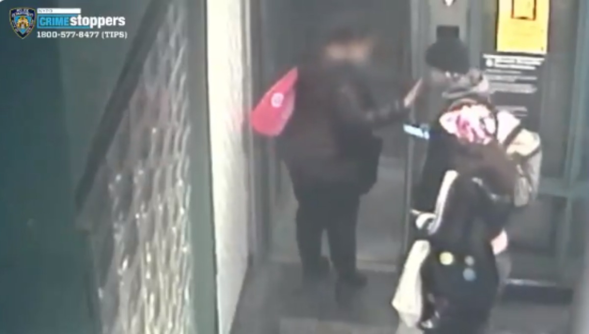 Pareja se va a los golpes contra mujer que les pidió que usaran cubrebocas (Video)