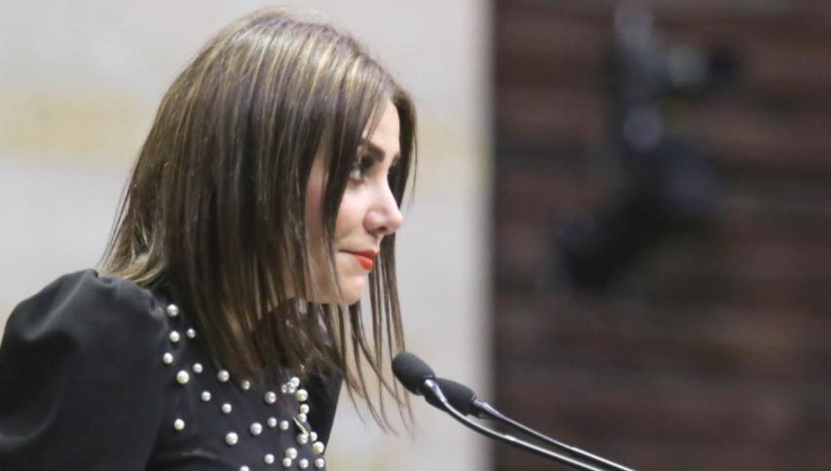 ¡Ya es legal! Fumando marihuana, diputada de Puebla celebra legalización (Video)