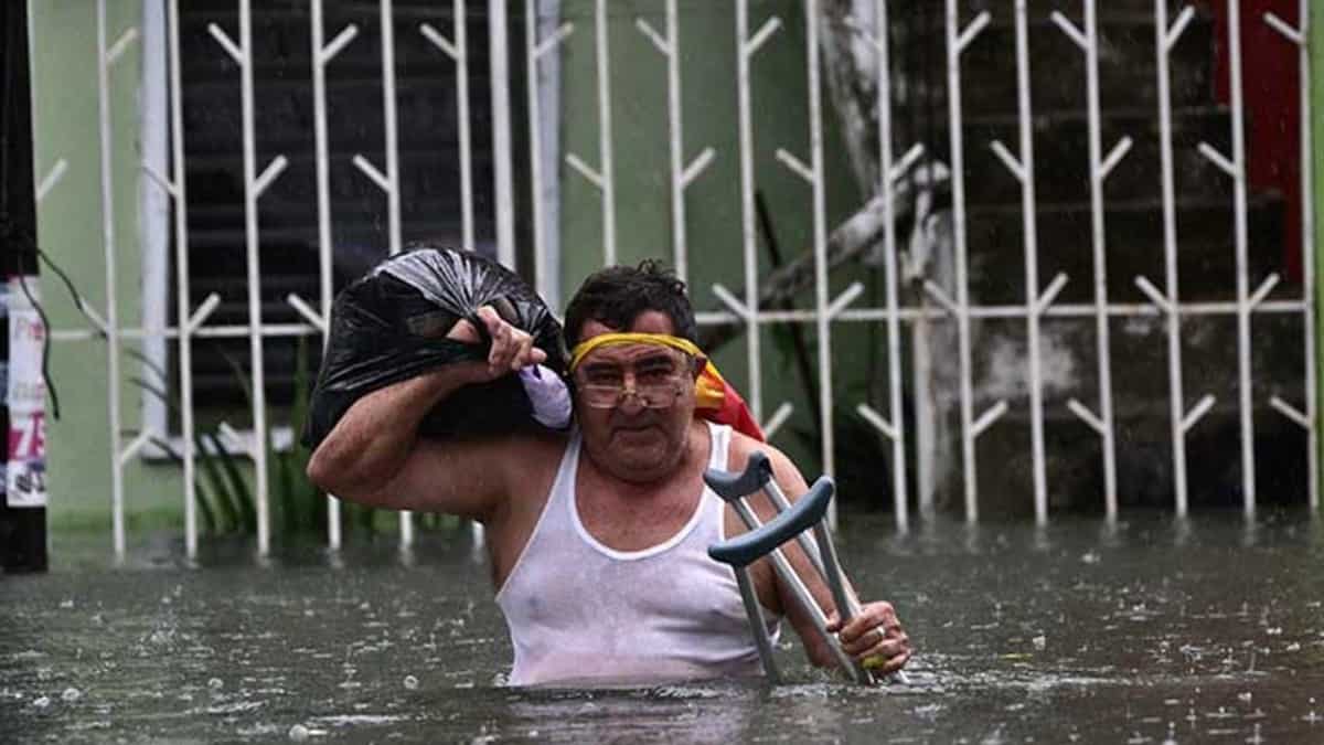 Darán 8 mil pesos y vales como apoyo a afectados por inundaciones en Tabasco