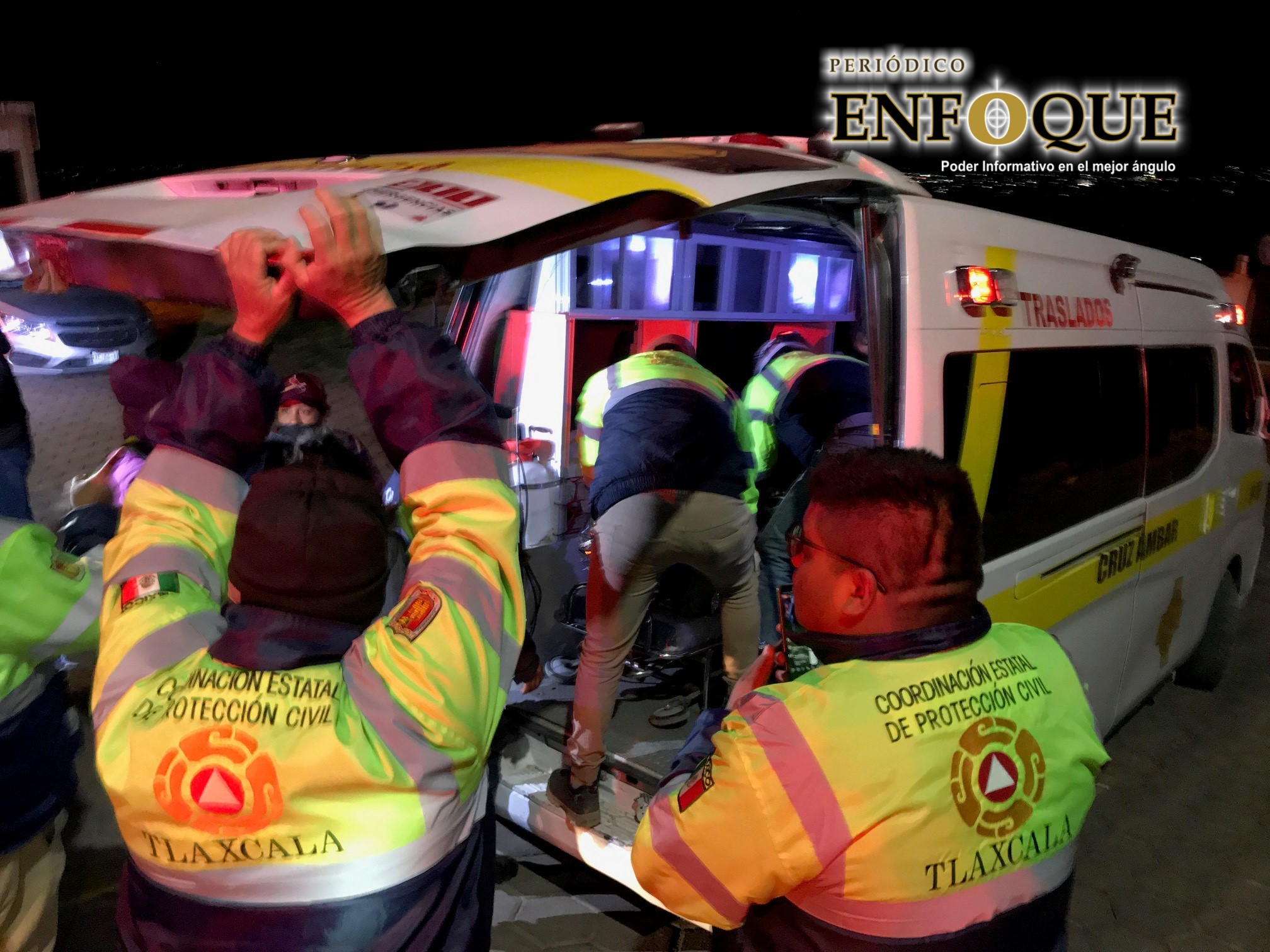 Paramédicos rescatan a mujer lesionada en la Cuatlapanga