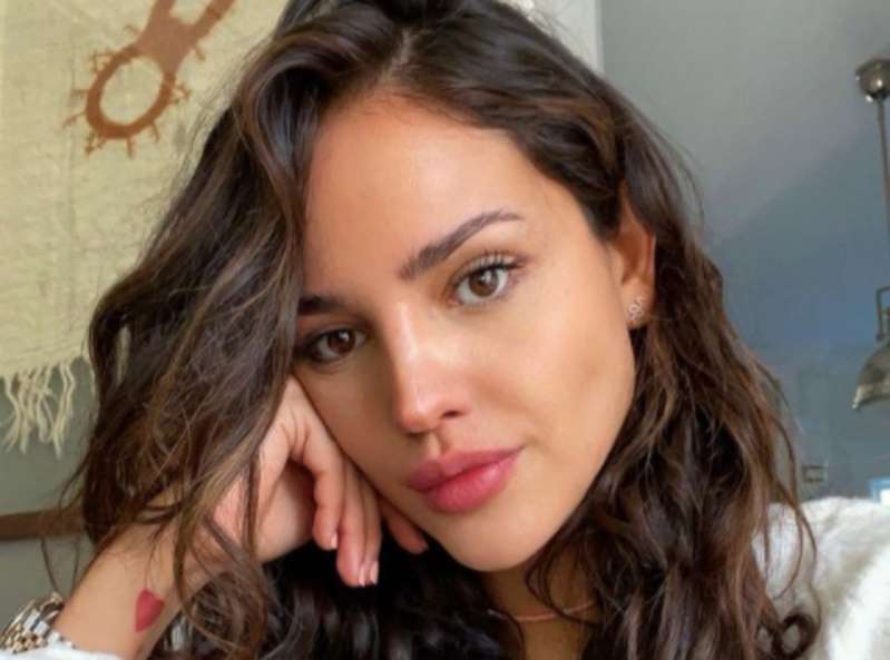 Eiza González enciende las redes con su escultural figura en bikini negro