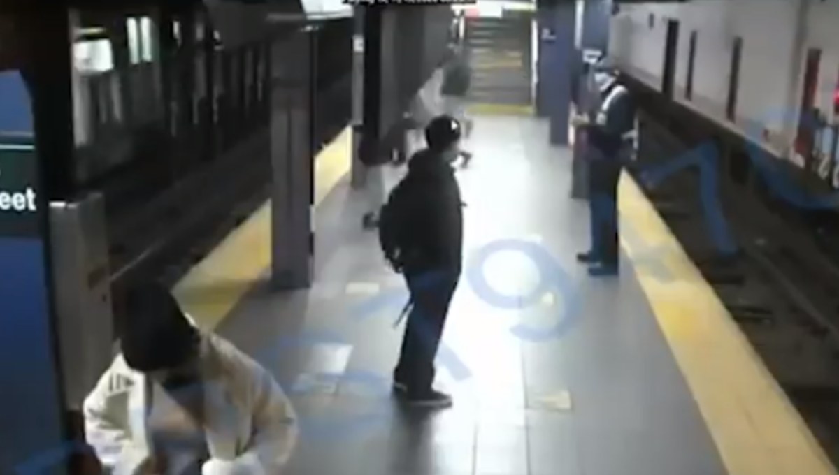 ¡De milagro! Mujer sobrevive tras haber sido lanzada a las vías del metro (Video)
