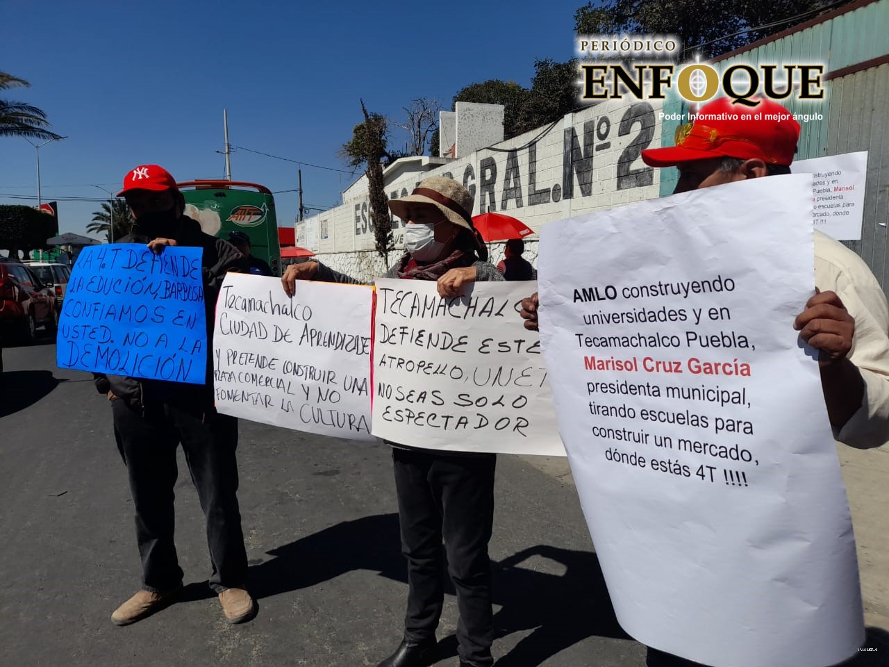 Padres de familia se manifiestan en contra de la demolición de escuela en Tecamachalco 