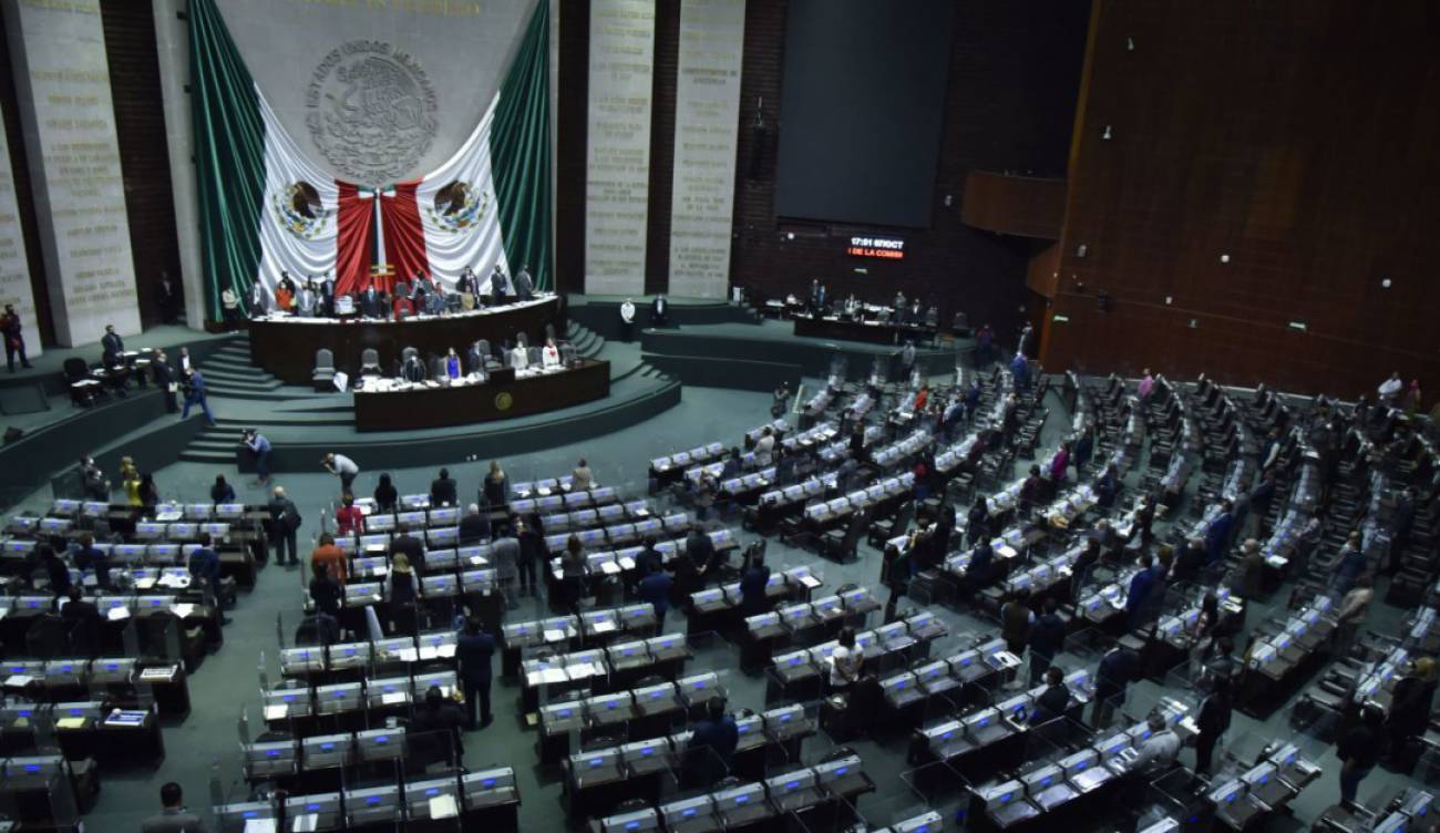 Diputados interrumpen sesión y guardan minuto de silencio por Maradona