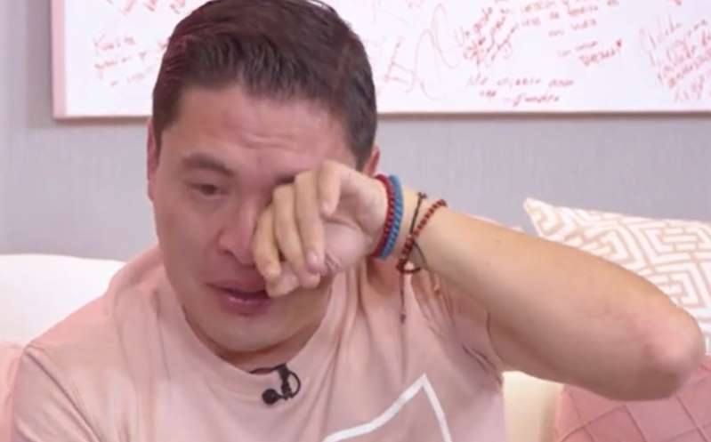 He estado abajo: Armando Hernández llora al recordar que no tenía para comer; trabajó como 'Barney'