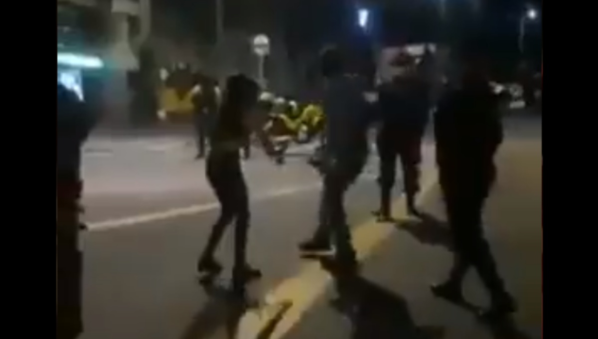 Tras desobedecer, padre saca a su hija de una manifestación a punta de cinturonazos (Video)