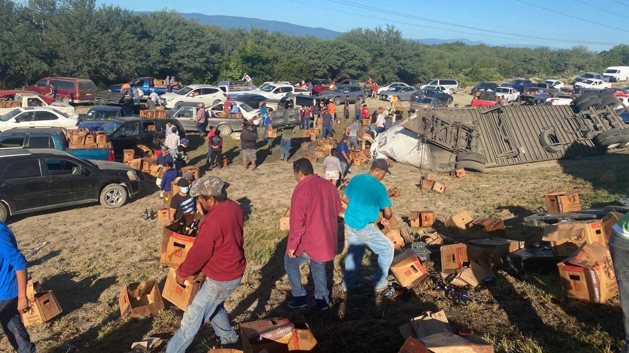 Vuelca camión con cerveza, pobladores y automovilistas cargan con mercancía en 30 minutos