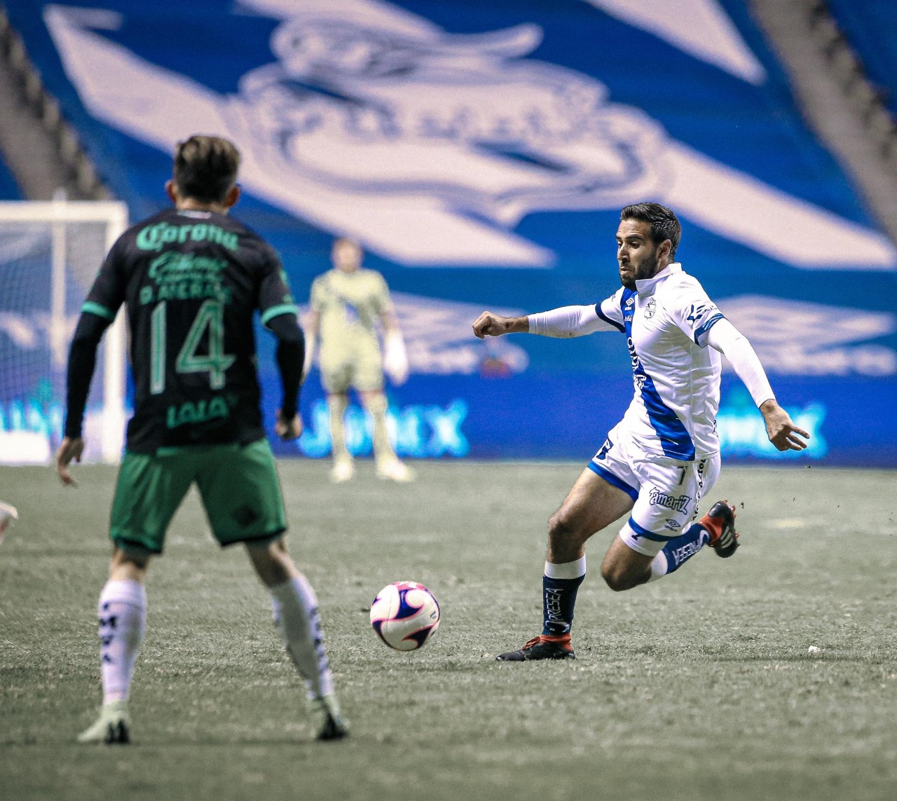 La rareza en el partido del Puebla vs Santos se encontró en la rueda de prensa, al ser el auxiliar técnico, Joaquín Velázquez, quien diera la cara luego de la derrota de su equipo por marcador de 2-0. Teniendo la oportunidad de comentar acerca del porque Juan no estuvo presente y como vio a la Franja en este juego.   Hablando en términos generales Joaquín calificó a su equipo como uno de los que más intentó, pero no pudo concretar aún y cuando planearon una estrategia en el parado ofensivo que por momentos funcionó como se esperaba, pero no fue suficiente para poder conseguir el gol.  “El juego lo podemos dividir en lo que intentamos y se lo que se consiguió, nos pusimos en zonas de peligro peor no pudimos concretar ninguna de las jugadas, se planteó un juego para hacerles daño  con gente suficiente por dentro y lo conseguimos por momentos pero vino el tema del penal y el segundo gol y nos afectó en lo anímico”.  En rueda de prensa, Velázquez aceptó que dejaron escapar tres puntos que pueden costarle dejar la reclasificación de manera momentánea, pero a su punto de vista, la irregularidad se debe a los enfermos que tuvieron por Covid aunado a las malas decisiones que han tomado los árbitros a la hora de pitar en los partidos de su equipo.  “Si los rivales aprovechan su oportunidad de sumar es probable que esta oportunidad que teníamos hoy de ponernos en una zona importante pues la podamos lamentar, es un torneo complicado y atípico, la regularidad que buscamos por momentos  a la hora de jugar la obtenemos, desafortunadamente los resultados no se nos han dado por una u otra razón, como el tema del arbitraje y de los que estuvimos enfermos, pero se trabaja y el equipo muestra una cara buena”.  Juan Reynoso en fechas atrás había hecho en manifiesto su descontento acerca del arbitraje y como es que le pitan al Puebla, por ese motivo en esta ocasión fue que su auxiliar técnico ocupo su lugar en rueda de prensa, para evitar otra multa con la misma Federación. Ante esto, el mismo auxiliar comentó que el mismo peruano fue quien le pidió el favor de ser el quien ocupase su lugar en la rueda de prensa posterior al juego.  "Es simple, la misma Federación en los reglamentos te sugiere que si están inconforme o molesto pues puedes mandar a otra persona para no incurrir en ningún tipo de falta, me comento que viniese yo a la rueda de prensa”.  Dentro del vestidor los ánimos decayeron en el club camotero, pues este fue un juego que prepararon con mucha cautela pero no salió como Juan y compañía esperaban.  “El vestidor esta triste hicimos una semana muy buena, preparamos este juego para intentar ganarlo pones todo y esfuerzo y al final no te llevas nada”.