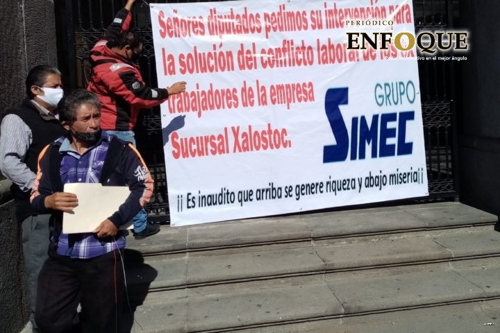 Denuncian despido injustificado frente al Congreso de Tlaxcala