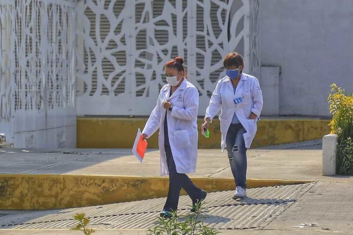 Diputados aprueban 10 años de cárcel a quien agreda a personal médico
