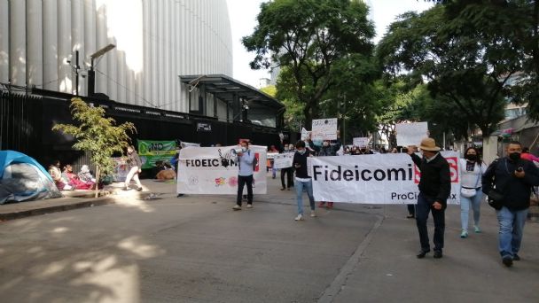 Bloquean por segundo día el Senado; piden no desaparecer fideicomisos