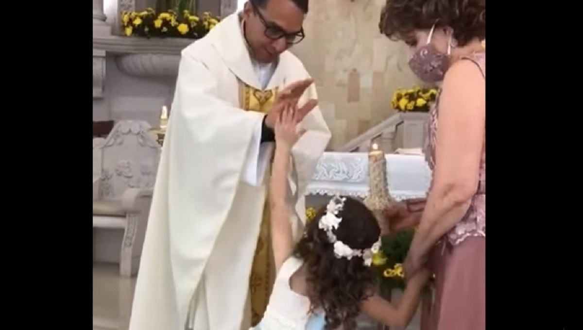 “Chóquela, padre”: Niña sorprende a sacerdote durante su misa de presentación (Video)