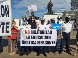 Marinos mercantes se manifiestan en contra de la militarización en puerto; es como en tiempos de Pinochet, dicen