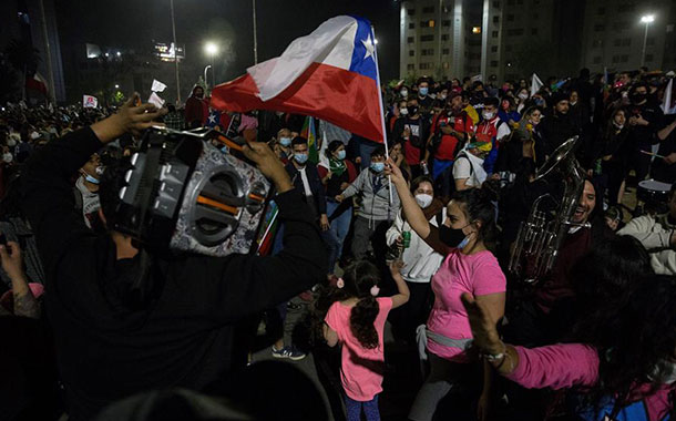 Chile inicia inédito proceso para reescribir su Constitución