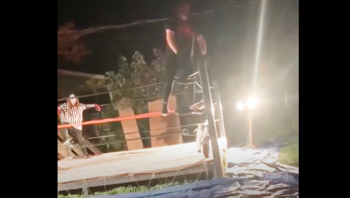 Luchador se rompe las piernas al saltar en ring (Video)