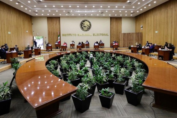 Violentadores de mujeres no podrán ser candidatos en 2021, aprueba el INE