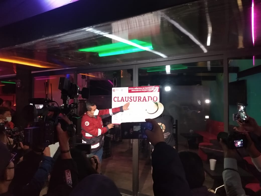 Protección Civil Estatal y Municipal clausuran restaurante por no acatar los decretos