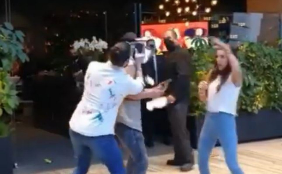 ¡Tenga para que se entretenga! Poncho De Nigris le da lección a Rey Grupero con un pastelazo