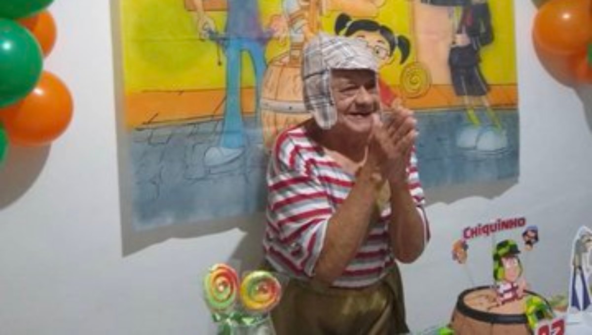 Cumplen el sueño de un abuelito al organizarle fiesta temática del “Chavo del 8”