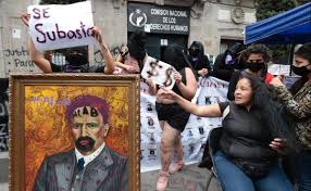 Feministas subastan pinturas de Madero, Hidalgo, Morelos y Juárez intervenidas en toma de la CNDH