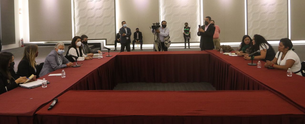 Olga Sánchez Cordero se reúne con mujeres que tomaron la CNDH