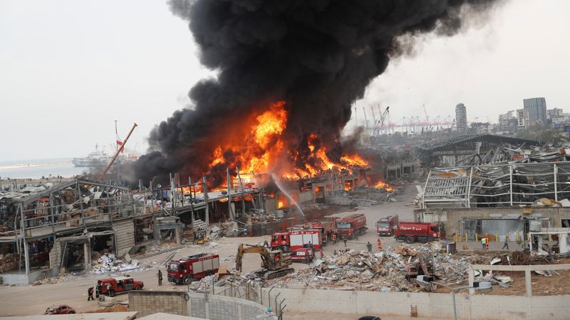 Se registra incendio en puerto de Beirut, un mes después de explosión