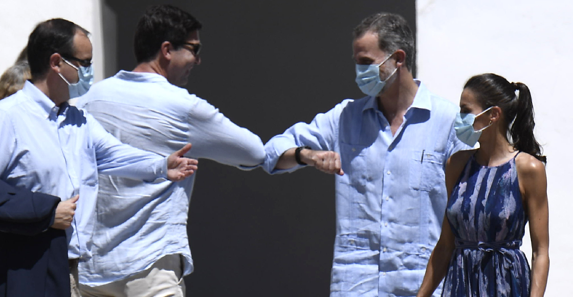 ¿Saludar o no saludar con el codo en la pandemia de COVID-19? Esto dice la OMS