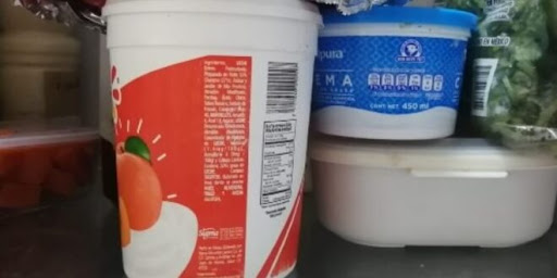 ¿Guardas comida en envases de crema o yogur? Podrías estar consumiendo plástico o bacterias