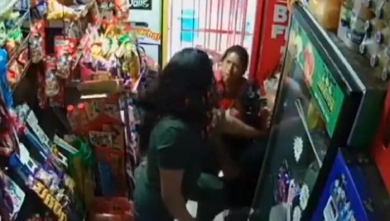 Pareja comete robo en una tienda y recibe golpiza del dueño (Video)