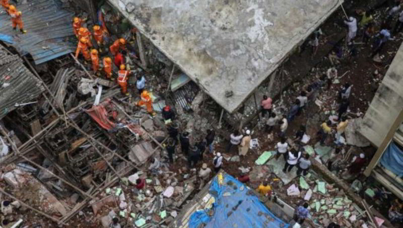 Derrumbe de edificio residencial en India deja al menos 10 muertos