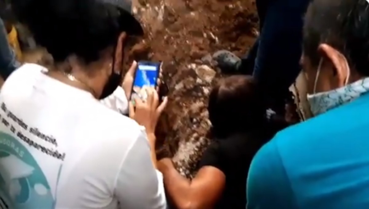 El desgarrador momento en el que madre encuentra a su hijo en fosa clandestina (Video)