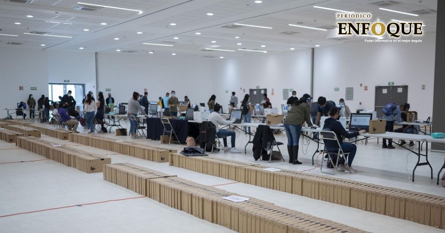 BUAP realiza entrega de computadoras a alumnos con clases en línea