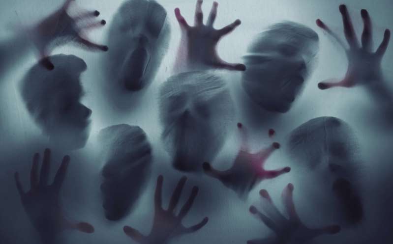 'Fantasma' es captado merodeando en cárcel inglesa; aterrador video se hace viral