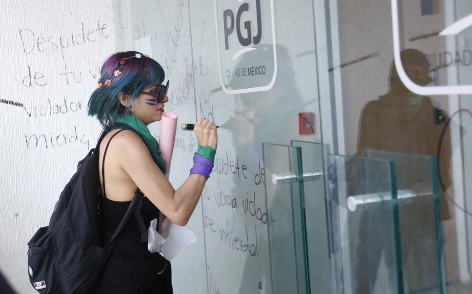 Grupo violento se infiltra en marcha feminista y deja 11 mujeres policías lesionadas en CDMX