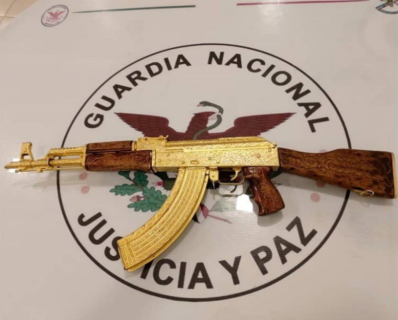 Sujeto huye al notar presencia de la Guardia Nacional y éste abandona arma bañada en oro