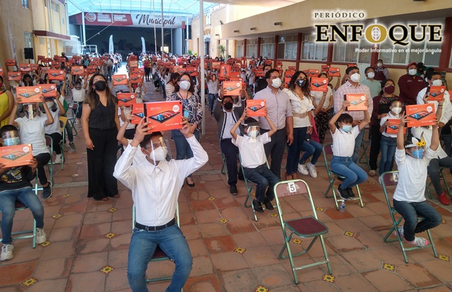 Beneficiarán a 500 estudiantes de San Andrés con tabletas electrónicas: Roberto Maxil