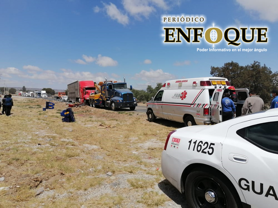 Media docena de lesionados deja encontronazo de un tráiler y camión de ATAH, en Tequexquitla