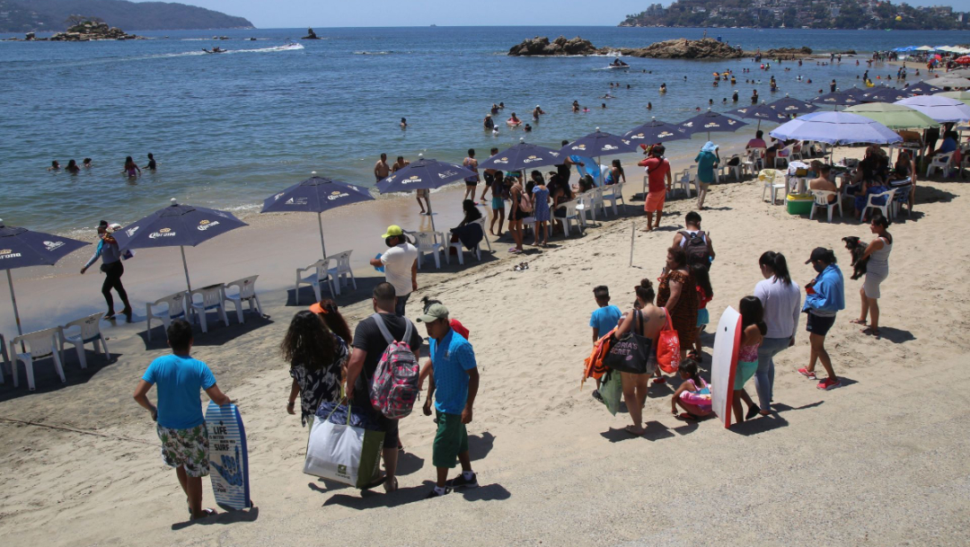 ¡Sin cubrebocas ni sana distancia! Turistas llegan a la playas y se olvidan del Covid