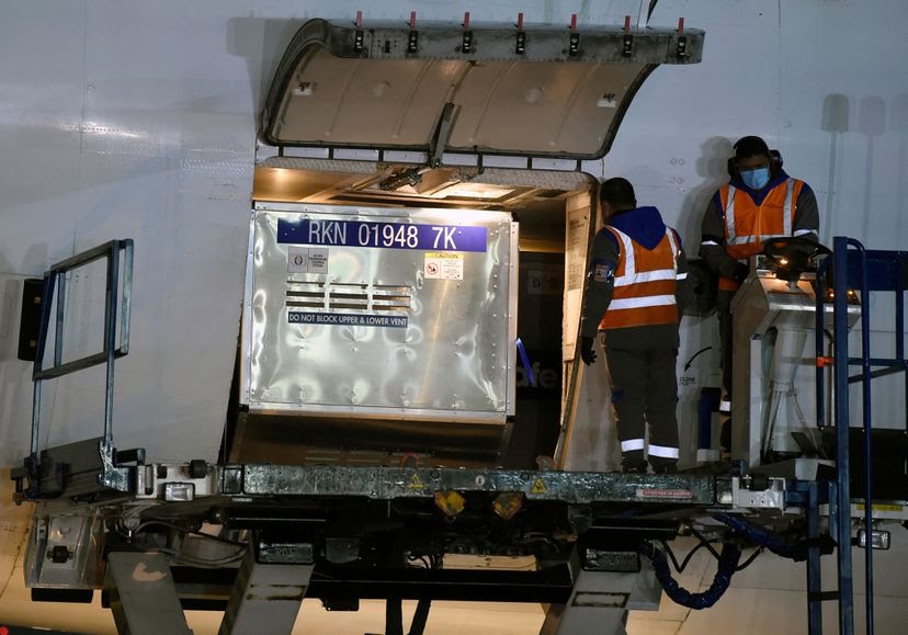 Llegan a México más de 1 millón de vacunas AstraZeneca procedentes de EU