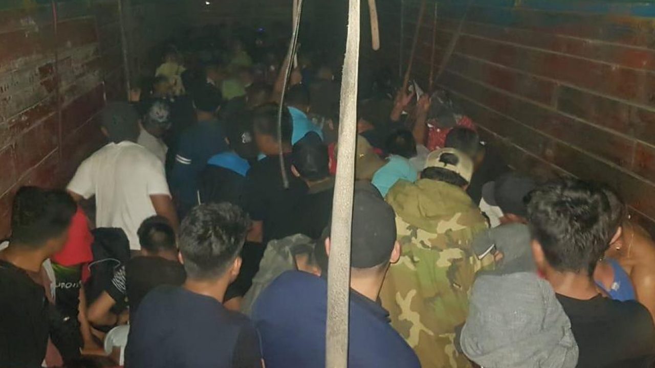 Rescatan a 33 menores de edad y 28 adultos migrantes hacinados en Nuevo León