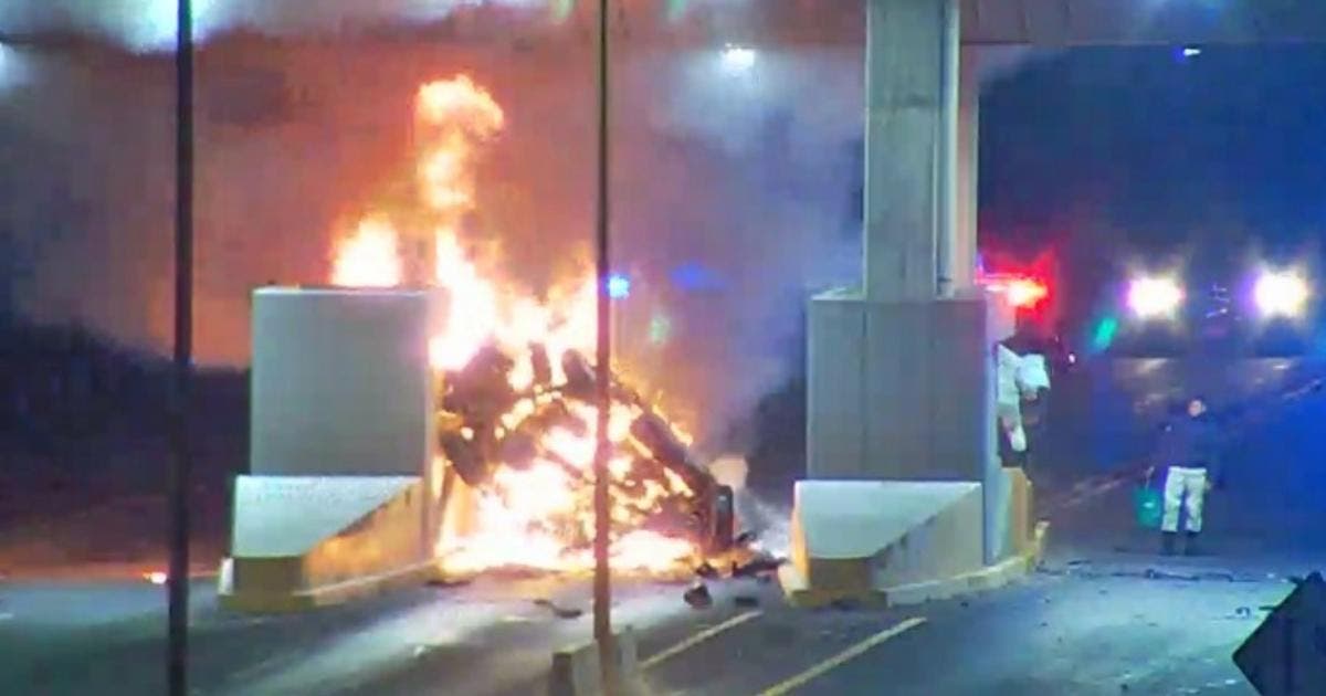 Camioneta choca contra casetas en carretera de Aguascalientes; hay dos muertos