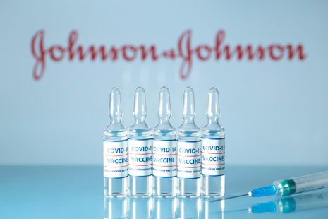 Johnson & Johnson asume el control de fábrica que dañó millones de vacunas anticovid