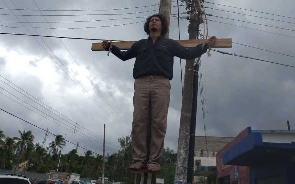 Por qué un trabajador de Pemex se amarró de pies y brazos a una cruz de madera en Veracruz