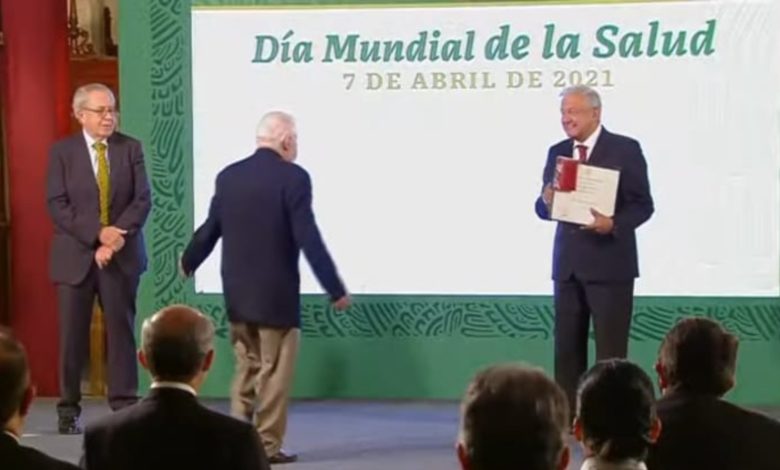 AMLO condecora a médicos y enfermeras en el Día Mundial de la Salud