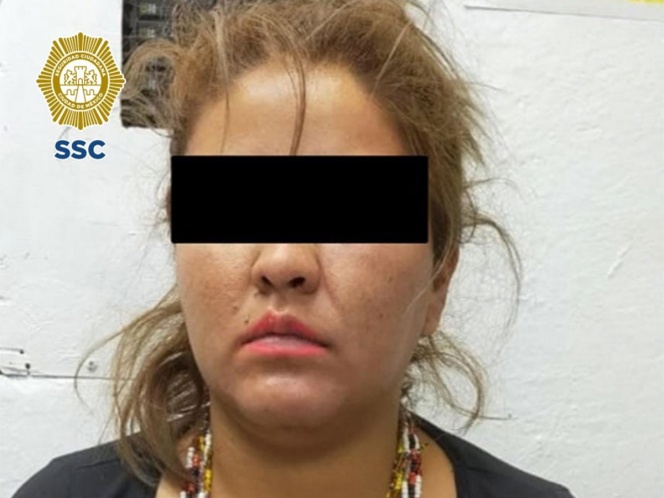 Mujer narcomenudista dispara contra policías