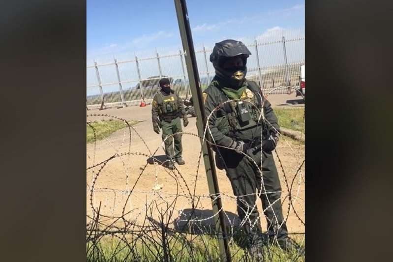 Joven mexicano platica con agente fronterizo en el muro entre México y EU; se vuelve viral (Video)