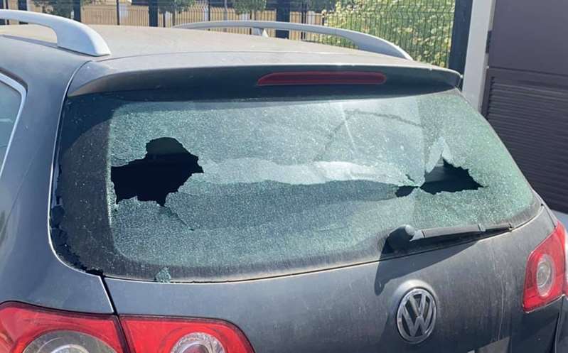 ¡Ejemplo de vida! Niño rompe el cristal de un auto y deja una nota para reparar el daño; se hace viral