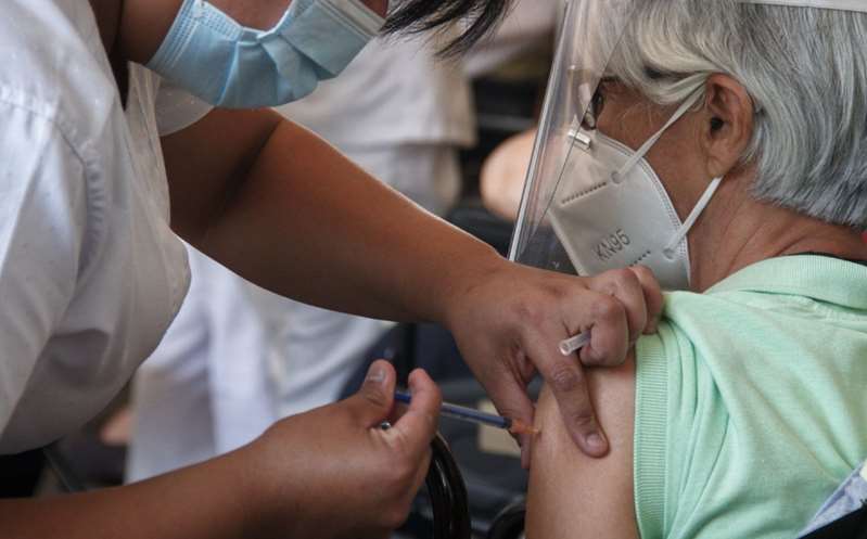 Maestros de 5 estados recibirán vacuna anticovid, informa López-Gatell